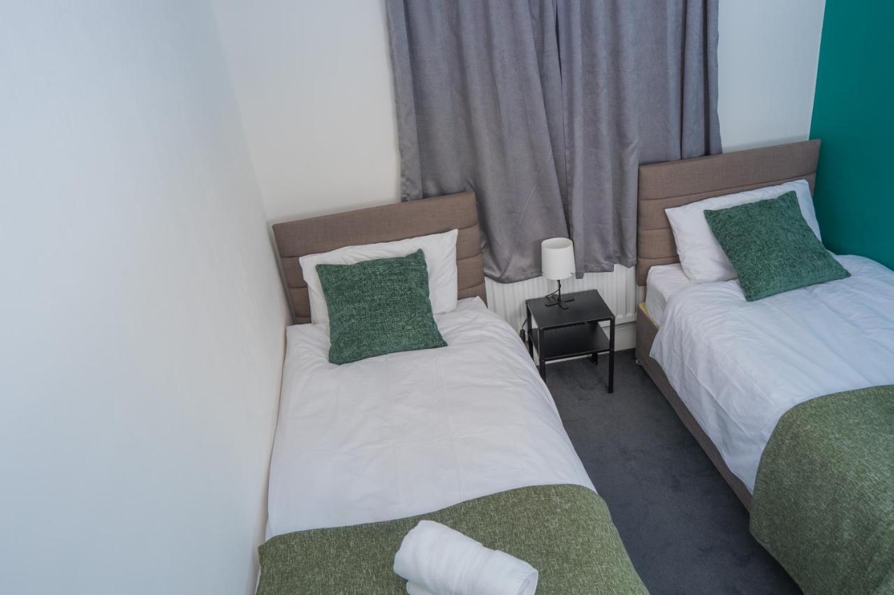 The Private Villa, Northampton Centre, 9 Beds, 5 Bedrooms, Sleeps 12 מראה חיצוני תמונה