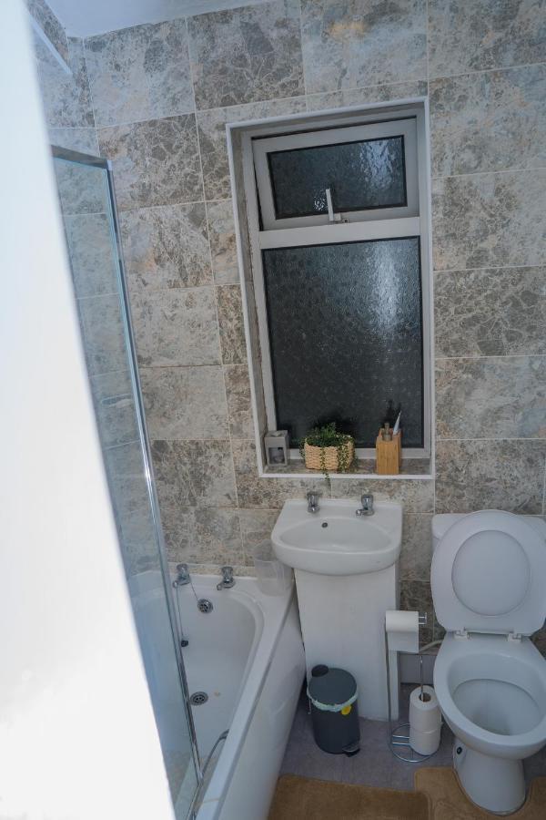 The Private Villa, Northampton Centre, 9 Beds, 5 Bedrooms, Sleeps 12 מראה חיצוני תמונה