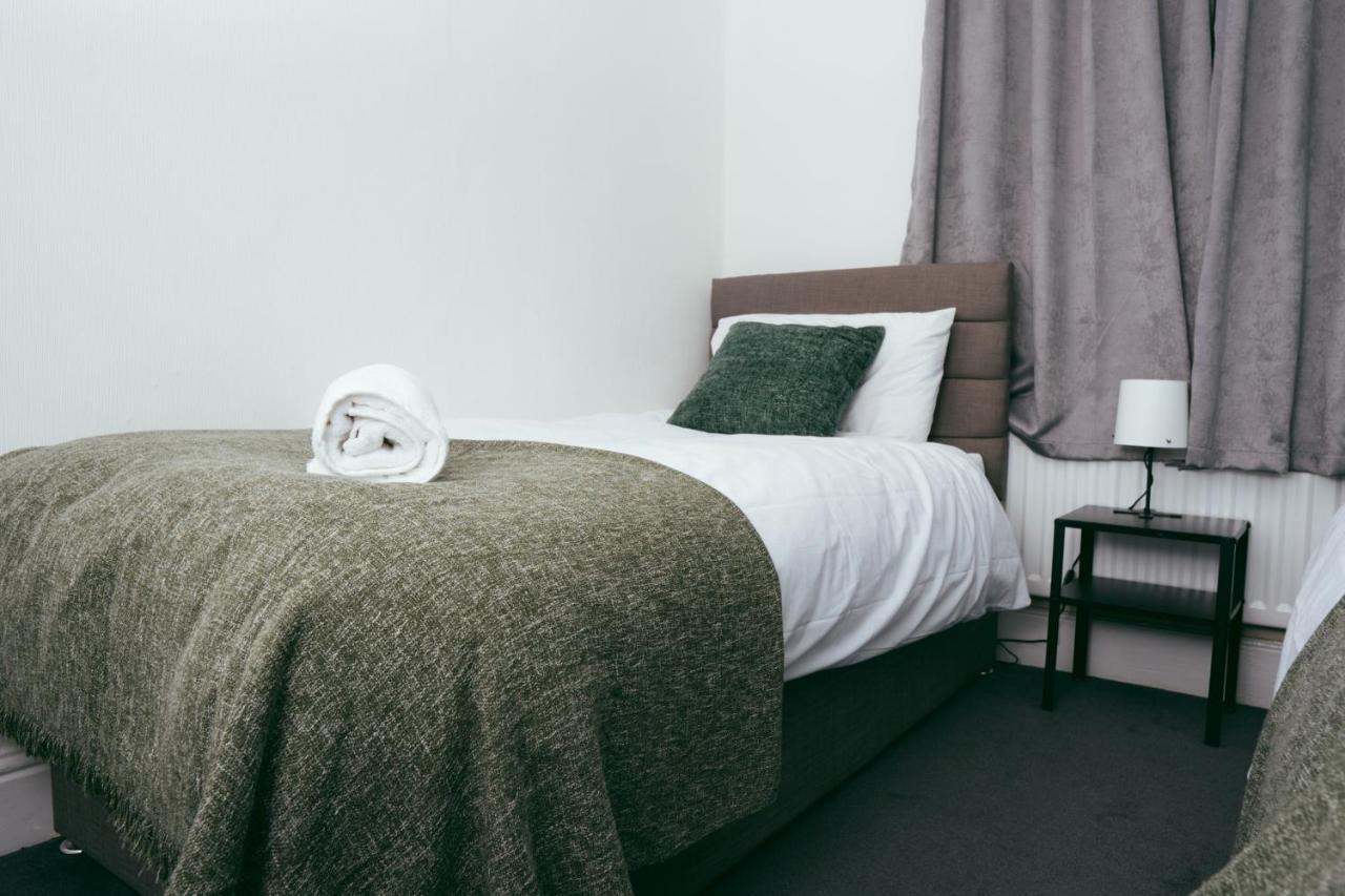 The Private Villa, Northampton Centre, 9 Beds, 5 Bedrooms, Sleeps 12 מראה חיצוני תמונה