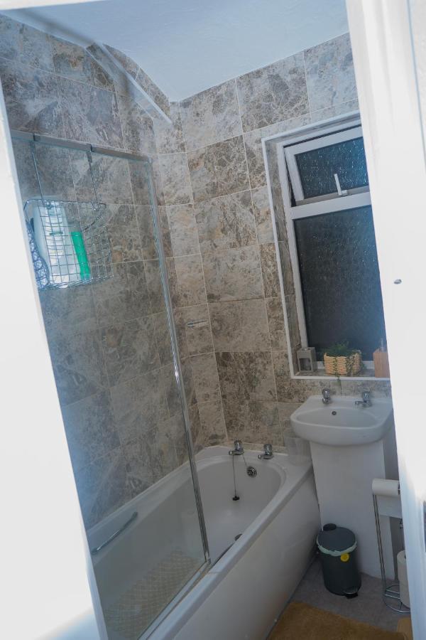 The Private Villa, Northampton Centre, 9 Beds, 5 Bedrooms, Sleeps 12 מראה חיצוני תמונה