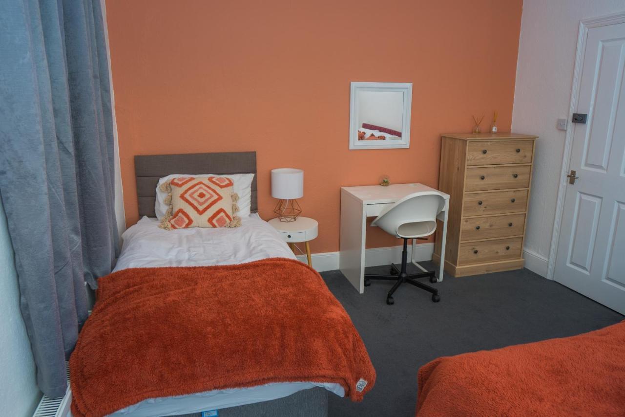 The Private Villa, Northampton Centre, 9 Beds, 5 Bedrooms, Sleeps 12 מראה חיצוני תמונה