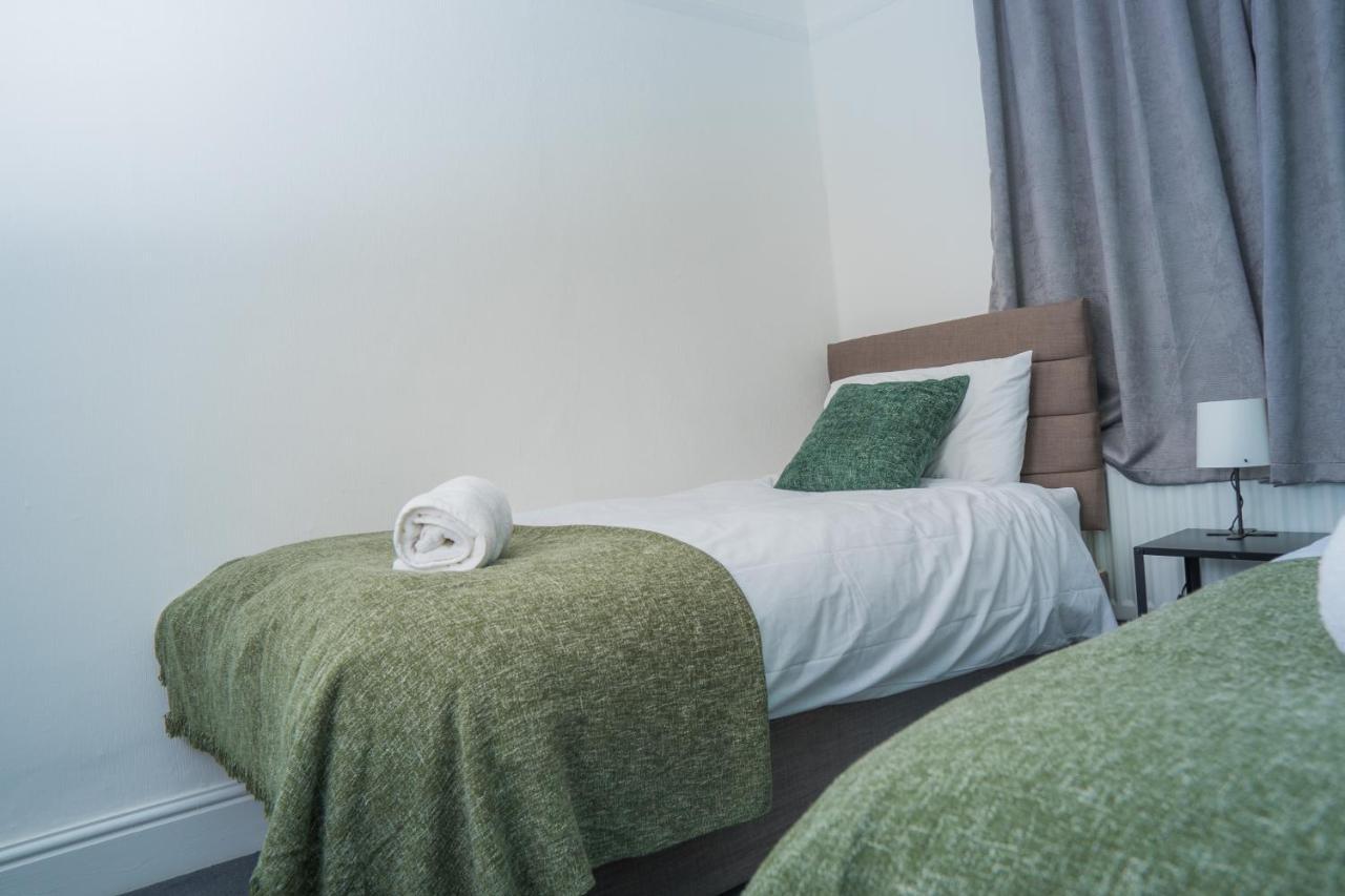 The Private Villa, Northampton Centre, 9 Beds, 5 Bedrooms, Sleeps 12 מראה חיצוני תמונה
