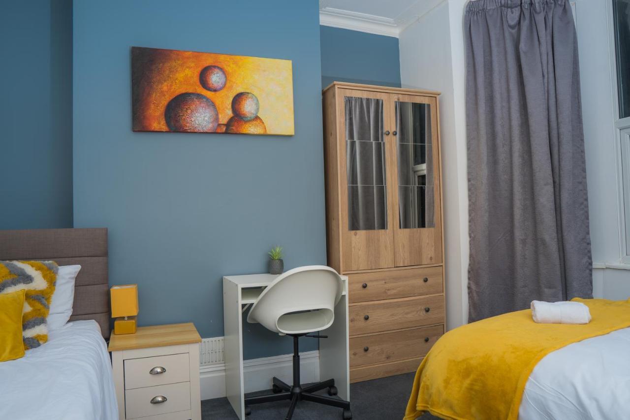 The Private Villa, Northampton Centre, 9 Beds, 5 Bedrooms, Sleeps 12 מראה חיצוני תמונה
