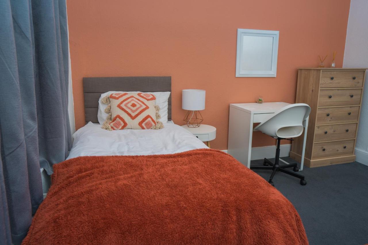 The Private Villa, Northampton Centre, 9 Beds, 5 Bedrooms, Sleeps 12 מראה חיצוני תמונה